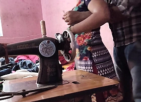 देसी भाभी को सिलाई करते समय अंकल ने चोदा