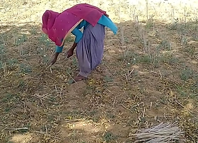 देसी इंडियन ब्वॉयफ्रेंड ने खेत में काम रही उसकी मस्त चोदा